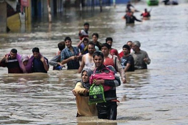 Kashmir_flood_AP_650
